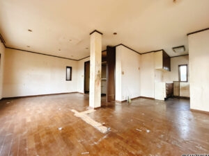 【リフォーム中/LDK】フローリング上張り、クロス張替、照明交換を行います。ご家族皆様でゆったりと過ごせる約19.5帖の広々としたLDKです。