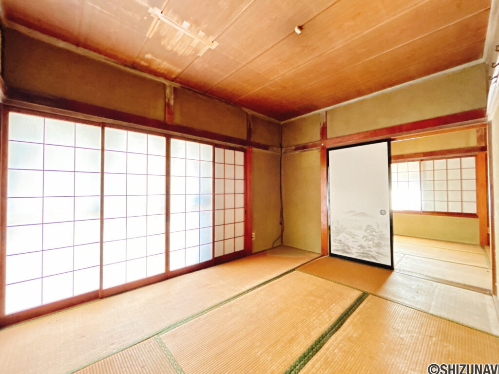 【リフォーム中/約13.5帖LDK（3/8撮影）】現在は和室の続き間ですが、床はフローリング、壁と天井はクロスで仕上げ、LDKに変更する予定です。南東の掃き出し窓からたっぷり日が差し込みます。