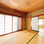 【リフォーム中/約13.5帖LDK（3/8撮影）】現在は和室の続き間ですが、床はフローリング、壁と天井はクロスで仕上げ、LDKに変更する予定です。南東の掃き出し窓からたっぷり日が差し込みます。