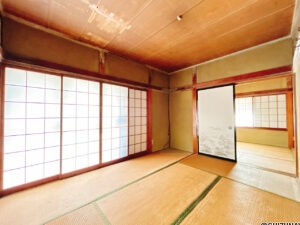 【リフォーム中/約13.5帖LDK（3/8撮影）】現在は和室の続き間ですが、床はフローリング、壁と天井はクロスで仕上げ、LDKに変更する予定です。南東の掃き出し窓からたっぷり日が差し込みます。