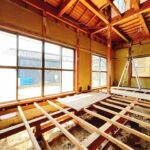 【リフォーム中/約13.5帖LDK（5/25撮影）】現在は和室の続き間ですが、床はフローリング、壁と天井はクロスで仕上げ、LDKに変更する予定です。南東の掃き出し窓からたっぷり日が差し込みます。
