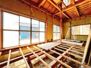 【リフォーム中/約13.5帖LDK（5/25撮影）】現在は和室の続き間ですが、床はフローリング、壁と天井はクロスで仕上げ、LDKに変更する予定です。南東の掃き出し窓からたっぷり日が差し込みます。