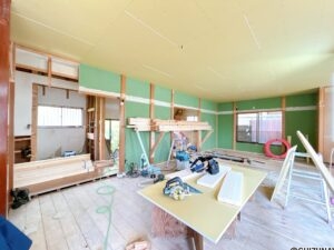 【リフォーム中／LDK】（7/11撮影）南側一面が掃き出し窓になっているので、日当たりと風通しは良好です。