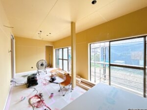 【リフォーム中/約13.5帖LDK（7/9撮影）】LDK別角度。現在は和室の続き間ですが、床はフローリング、壁と天井はクロスで仕上げ、LDKに変更する予定です。