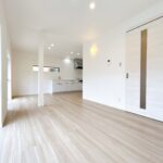 【リフォーム済/約13.5帖LDK】LDK別角度。床はフローリング張替、壁と天井はクロス張替を行いました。