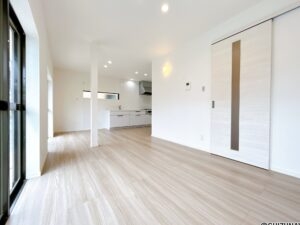 【リフォーム済/約13.5帖LDK】LDK別角度。床はフローリング張替、壁と天井はクロス張替を行いました。