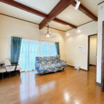 【LDK】キッチン側から撮影したLDKです。掃き出し窓が2面にあって、それぞれウッドデッキがついています。