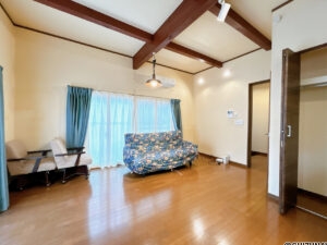 【LDK】キッチン側から撮影したLDKです。掃き出し窓が2面にあって、それぞれウッドデッキがついています。