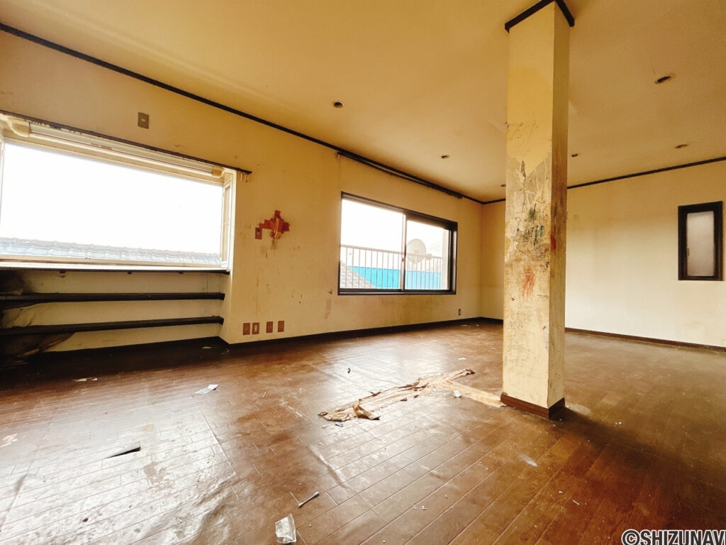 【リフォーム中/LDK別角度】フローリング上張り、クロス張替、照明交換を行います。家具などの配置がしやすい形のLDKとなっております。リビング収納もついております。