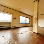 【リフォーム中/LDK別角度】フローリング上張り、クロス張替、照明交換を行います。家具などの配置がしやすい形のLDKとなっております。リビング収納もついております。