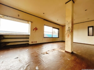 【リフォーム中/LDK別角度】フローリング上張り、クロス張替、照明交換を行います。家具などの配置がしやすい形のLDKとなっております。リビング収納もついております。