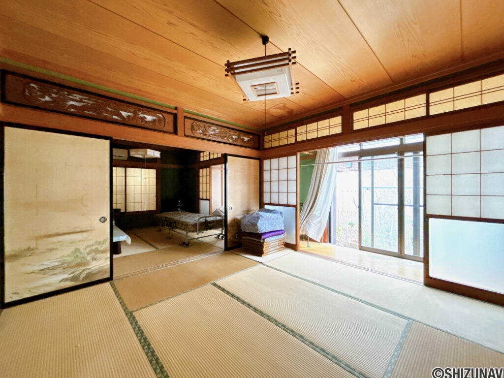 【リフォーム前／LDK（予定）】南側一面が掃き出し窓になっているので、日当たりと風通しは良好です。