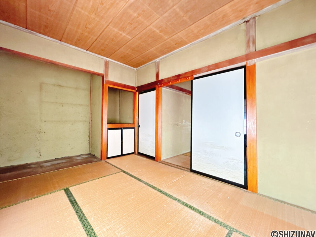 【リフォーム中/約13.5帖LDK（3/8撮影）】LDK別角度。現在は和室の続き間ですが、床はフローリング、壁と天井はクロスで仕上げ、LDKに変更する予定です。新品のキッチンで毎日のお料理が楽しくなりますよ。