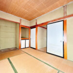 【リフォーム中/約13.5帖LDK（3/8撮影）】LDK別角度。現在は和室の続き間ですが、床はフローリング、壁と天井はクロスで仕上げ、LDKに変更する予定です。新品のキッチンで毎日のお料理が楽しくなりますよ。