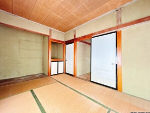 【リフォーム中/約13.5帖LDK（3/8撮影）】LDK別角度。現在は和室の続き間ですが、床はフローリング、壁と天井はクロスで仕上げ、LDKに変更する予定です。新品のキッチンで毎日のお料理が楽しくなりますよ。