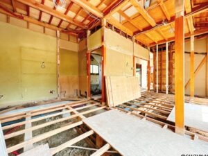 【リフォーム中/約13.5帖LDK（5/25撮影）】LDK別角度。現在は和室の続き間ですが、床はフローリング、壁と天井はクロスで仕上げ、LDKに変更する予定です。