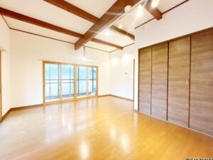【LDK】キッチン側から撮影したLDKです。掃き出し窓が2面にあって、それぞれウッドデッキがついています。