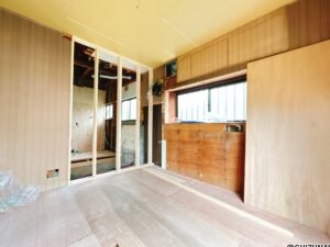 【リフォーム中/約13.5帖LDK（6/14撮影）】LDK別角度。現在は和室の続き間ですが、床はフローリング、壁と天井はクロスで仕上げ、LDKに変更する予定です。