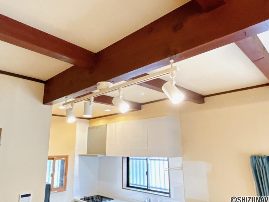 【LDK】LDKは現わしの梁がアクセントになっています。スポット照明付きで、照らしたい場所に合わせて動かせます。