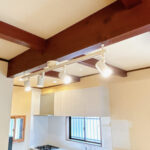 【LDK】LDKは現わしの梁がアクセントになっています。スポット照明付きで、照らしたい場所に合わせて動かせます。