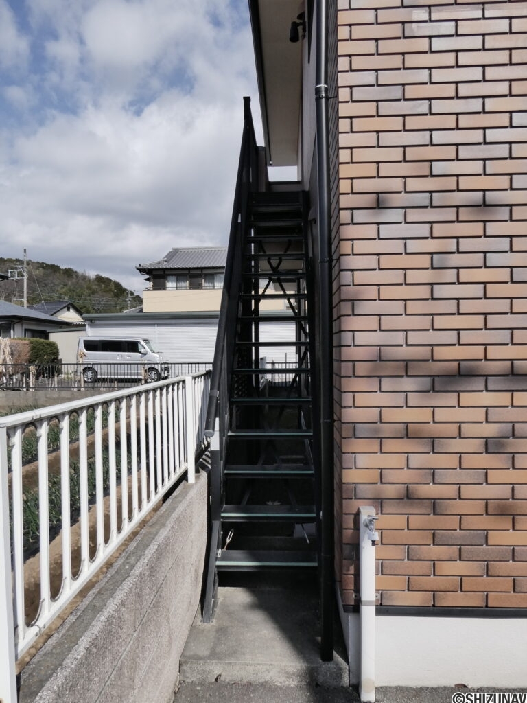 2階玄関への階段