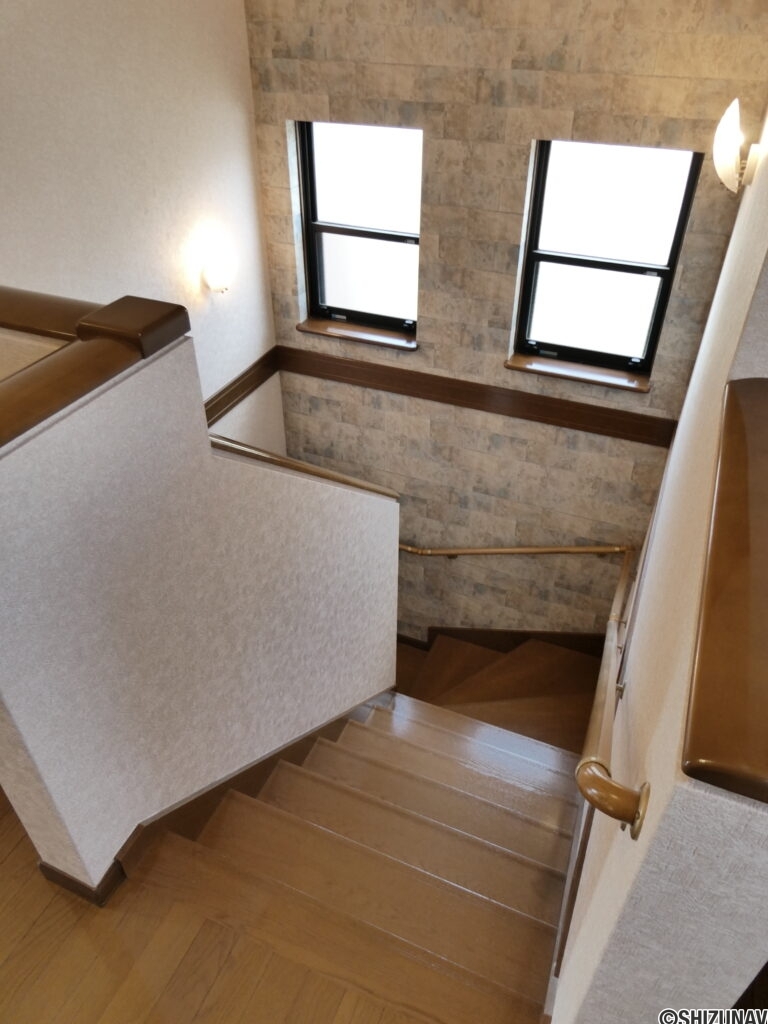 階段（2階から）