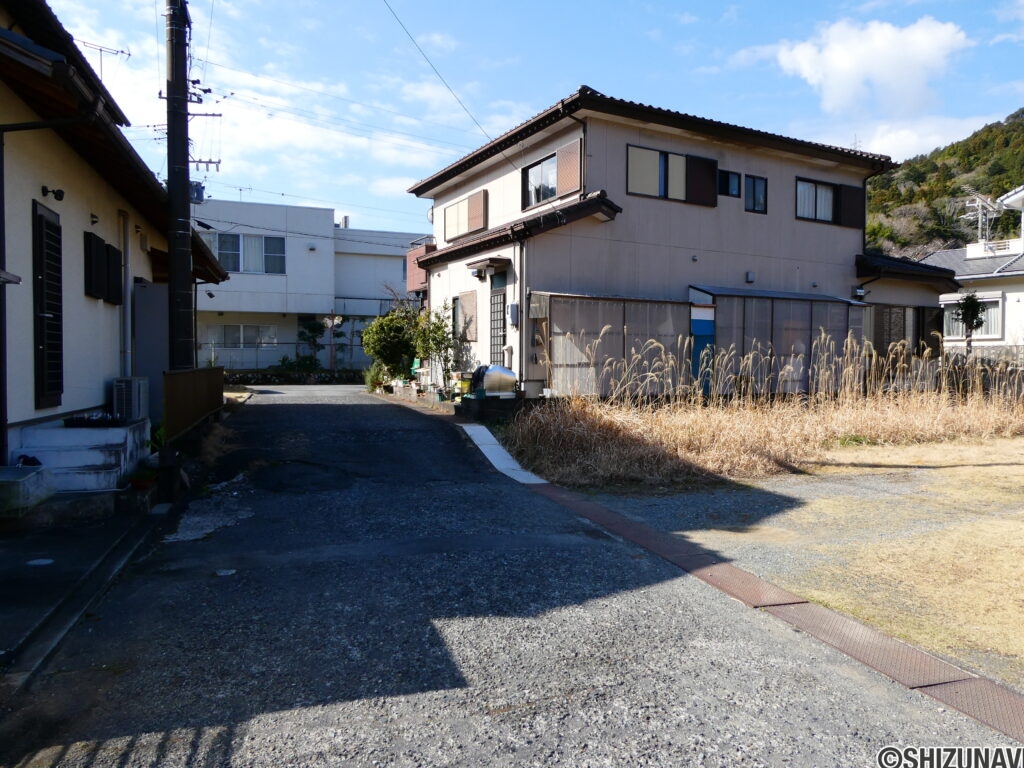 前面道路（北から南）