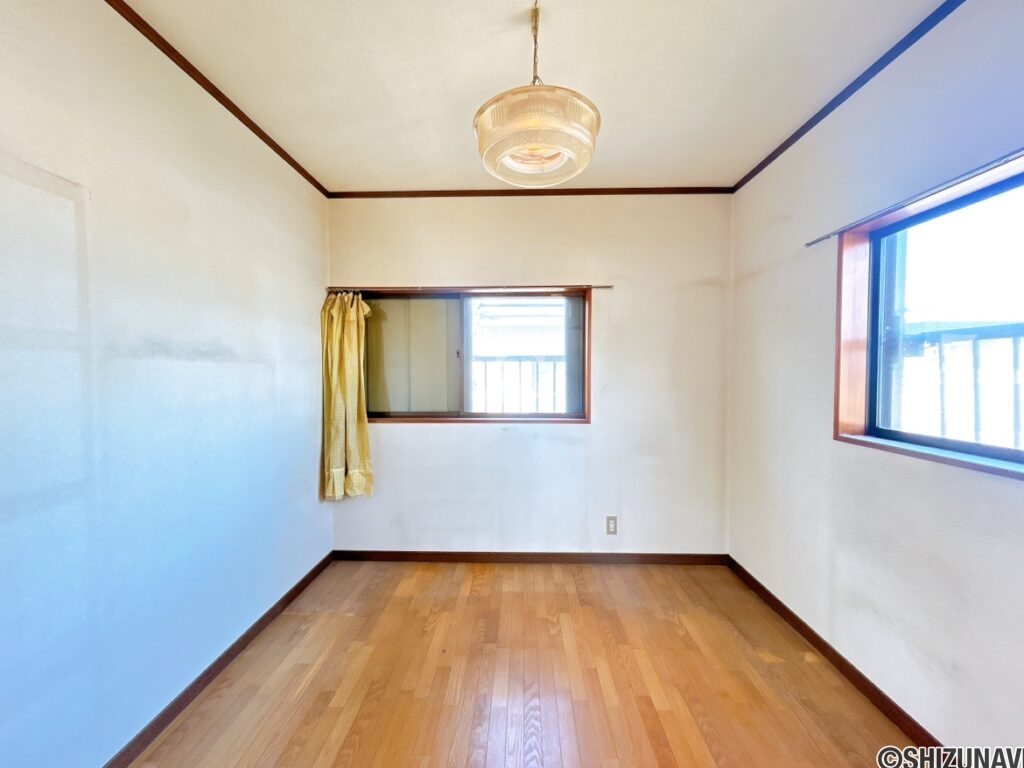 【WIC】壁紙の張替え、照明交換、フローリング上張り、建具交換を行います。