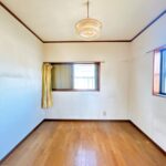 【WIC】壁紙の張替え、照明交換、フローリング上張り、建具交換を行います。