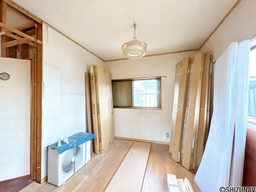 【リフォーム中（4/24）/WIC】壁紙の張替え、照明交換、フローリング上張り、建具交換を行います。