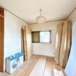 【リフォーム中（4/24）/WIC】壁紙の張替え、照明交換、フローリング上張り、建具交換を行います。