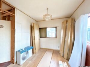 【リフォーム中（4/24）/WIC】壁紙の張替え、照明交換、フローリング上張り、建具交換を行います。