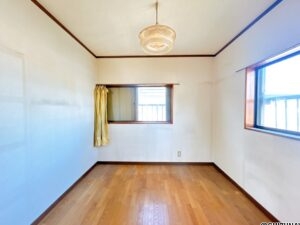 【WIC】壁紙の張替え、照明交換、フローリング上張り、建具交換を行います。