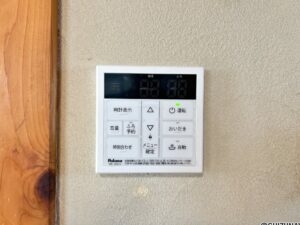 【給湯リモコン】給湯器は追い炊き付きです。