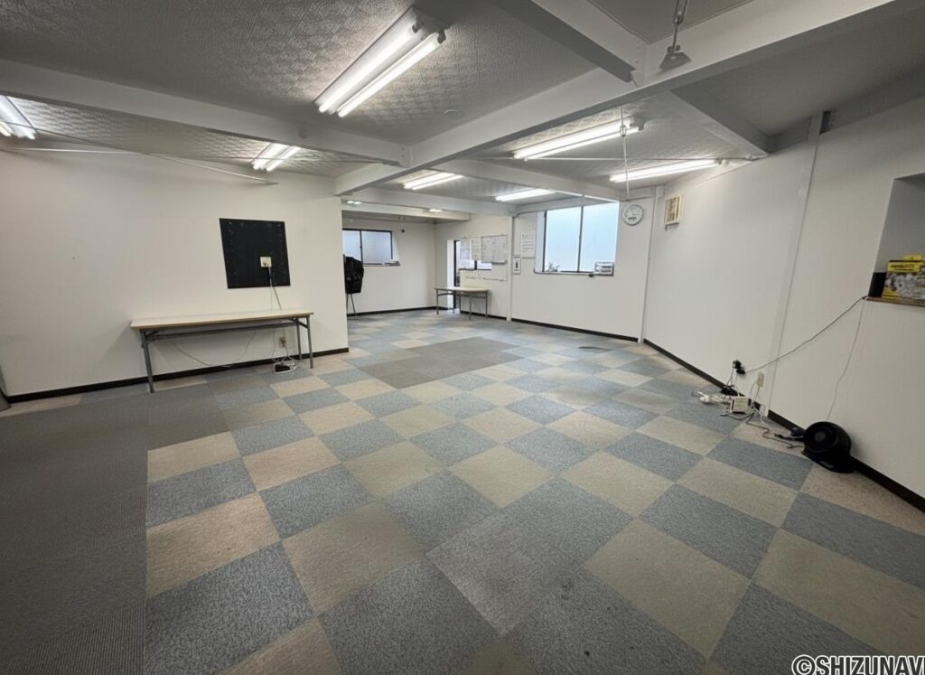 ロビーの奥の室内のお写真です。ＡＩで小物を消してあります。