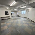 ロビーの奥の室内のお写真です。ＡＩで小物を消してあります。