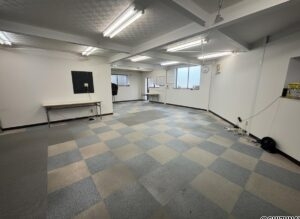 ロビーの奥の室内のお写真です。ＡＩで小物を消してあります。