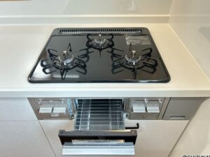 新品交換したキッチンは三口コンロ、ガスグリル付きです。