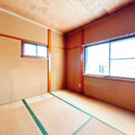 【リフォーム中/2階約4.5帖洋室（3/8撮影）】2階西側の居室です。元は和室ですが、床はフローリング、壁と天井はクロスで仕上げて洋室に変更される予定です。収納スペースには枕棚とハンガーパイプを設置予定で、洋服やカバンなどの収納に利用できます。