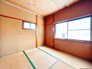 【リフォーム中/2階約4.5帖洋室（3/8撮影）】2階西側の居室です。元は和室ですが、床はフローリング、壁と天井はクロスで仕上げて洋室に変更される予定です。収納スペースには枕棚とハンガーパイプを設置予定で、洋服やカバンなどの収納に利用できます。