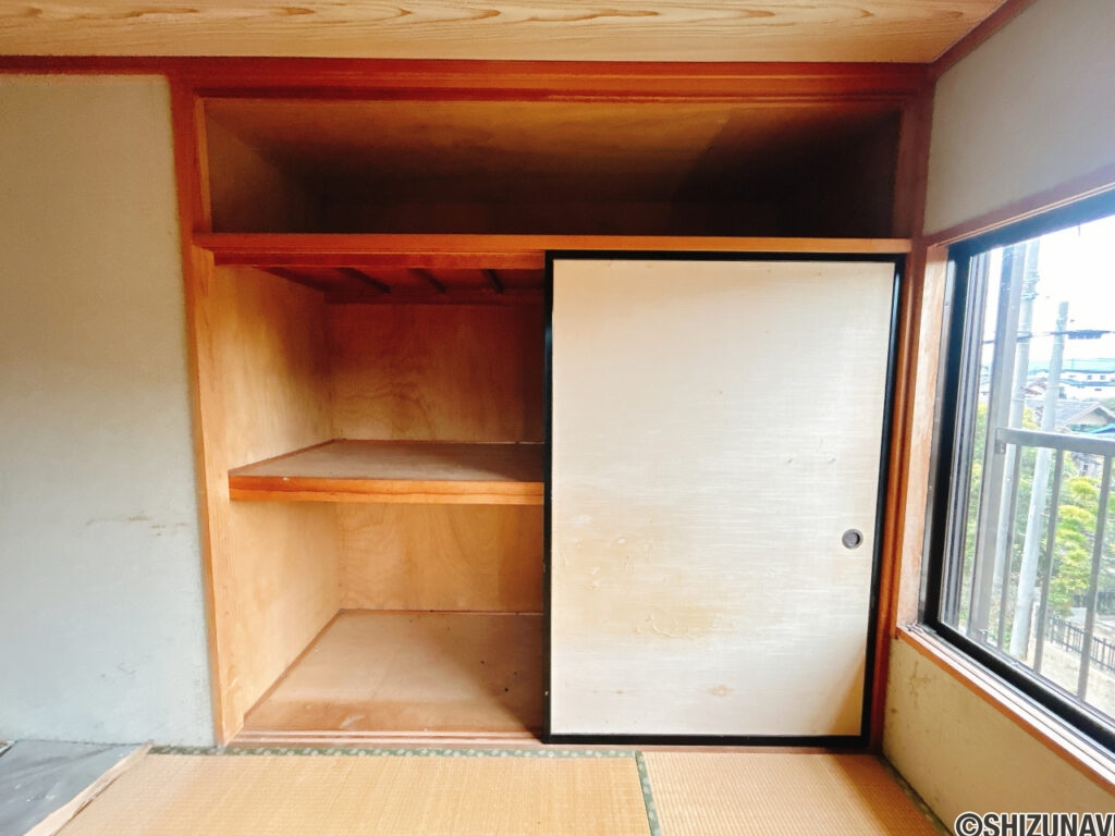 【リフォーム中/収納】2階和室の押し入れは洋室変更に伴い、クローゼットにリフォームいたします。新品の枕棚とハンガーパイプを設置いたします。