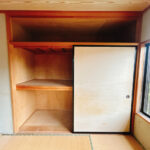 【リフォーム中/収納】2階和室の押し入れは洋室変更に伴い、クローゼットにリフォームいたします。新品の枕棚とハンガーパイプを設置いたします。