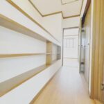 浅間町【リフォーム後】2階廊下には棚があり、本などを収納出来ます