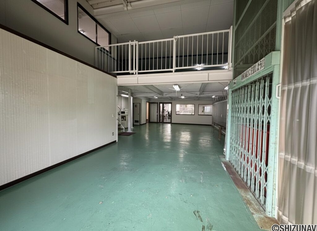 ロビーのお写真です。作業場として使えるような広さがあります。