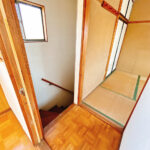 【リフォーム中/2階廊下（3/8撮影）】床はフローリング、壁と天井はクロスで仕上げます。