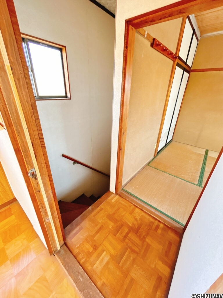 【リフォーム中/2階廊下（3/8撮影）】床はフローリング、壁と天井はクロスで仕上げます。