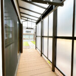 【屋根付ウッドデッキ】LDK南西側の掃き出し窓からは屋根付のウッドデッキに出られます。物干し竿がひっかけられるのでお洗濯物を干すのに適しています。