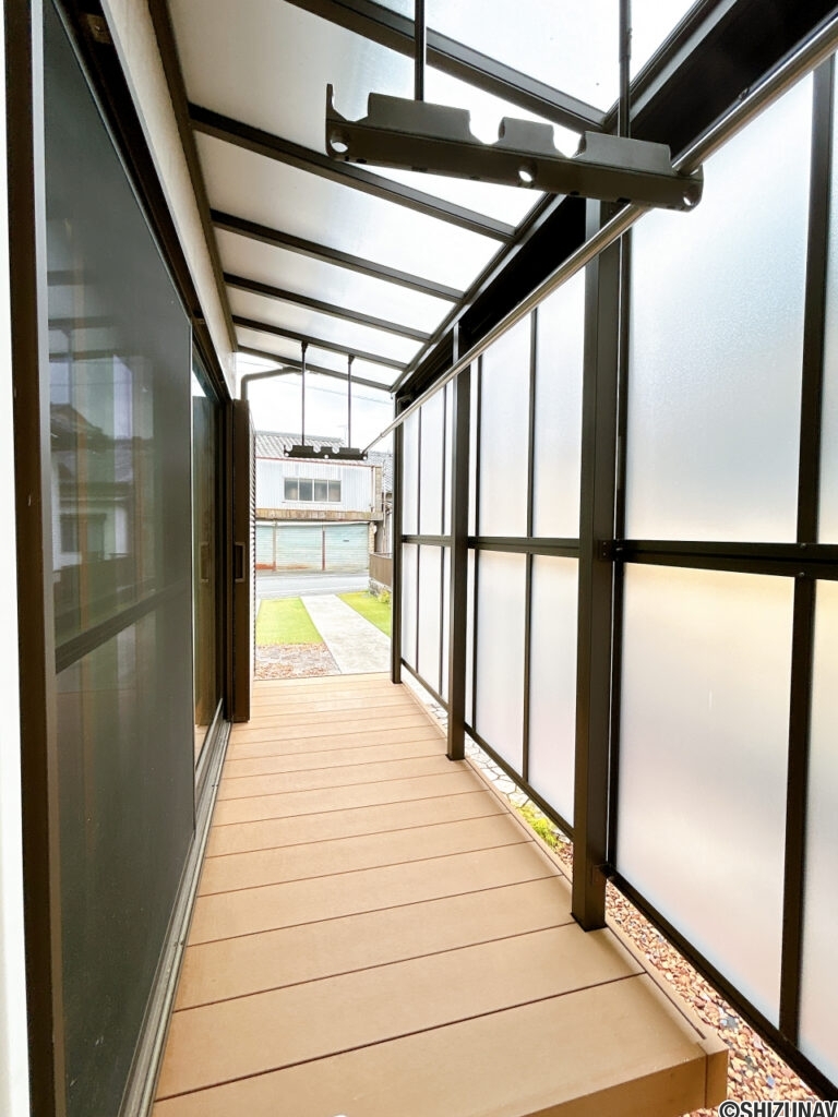 【屋根付ウッドデッキ】LDK南西側の掃き出し窓からは屋根付のウッドデッキに出られます。物干し竿がひっかけられるのでお洗濯物を干すのに適しています。