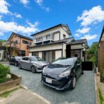 【外観/駐車場】現在の庭部分を平坦にならし、砕石を敷いて駐車場に変更しました。普通車２～３台駐車可能となりました。
