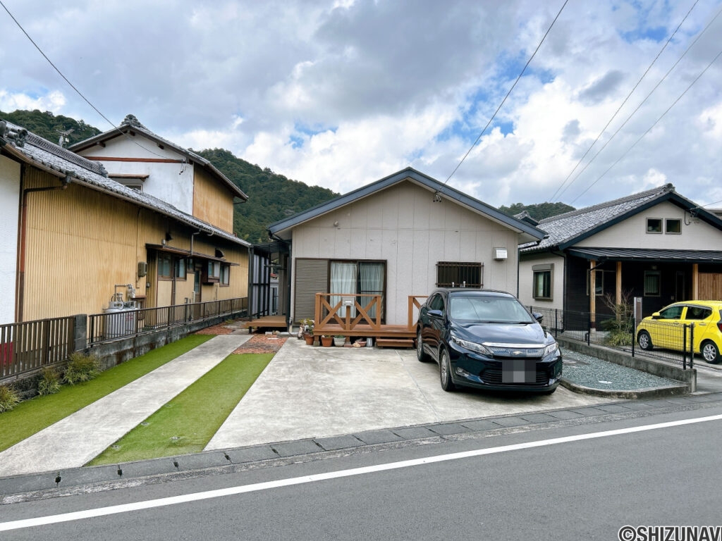 【駐車場】並列3台で駐車できます。
